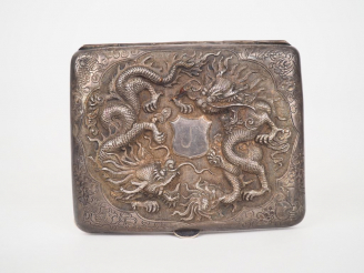 Vente aux enchères Indochine vers 1900. Etui à cigarette en argent à décor ciselé et repo