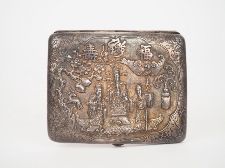 Indochine vers 1900. Etui à cigarette en argent à décor ciselé et repo