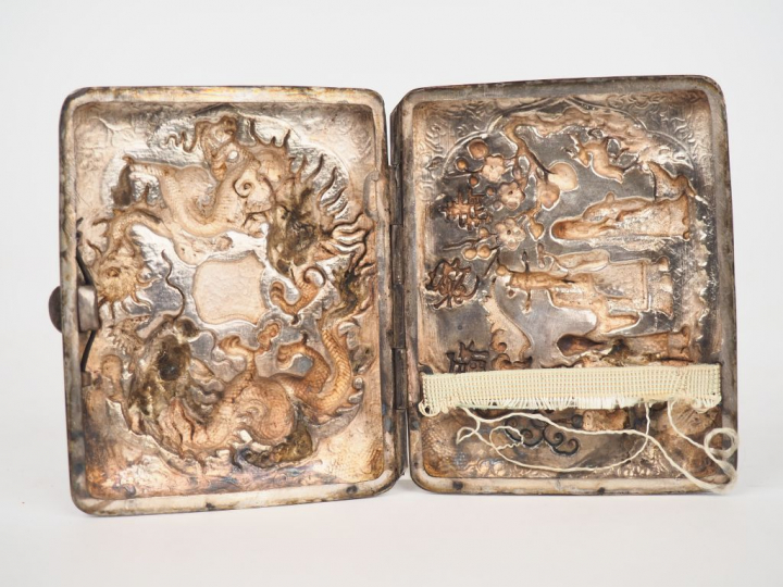 Indochine vers 1900. Etui à cigarette en argent à décor ciselé et repo