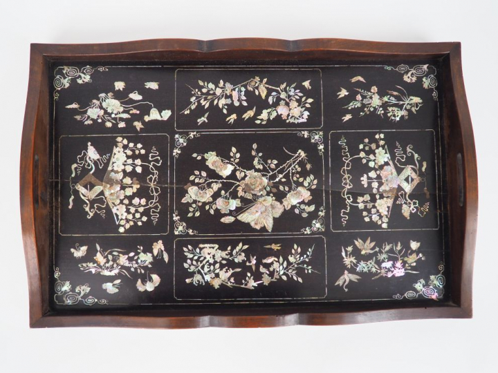 Indochine vers 1920  Plateau en bois à décor incrusté de nacre figuran