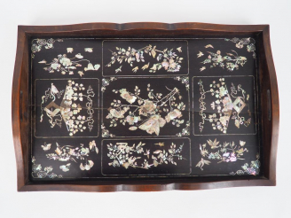 Vente aux enchères Indochine vers 1920  Plateau en bois à décor incrusté de nacre figuran