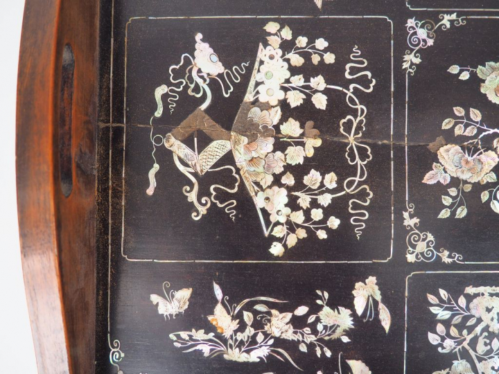 Indochine vers 1920  Plateau en bois à décor incrusté de nacre figuran