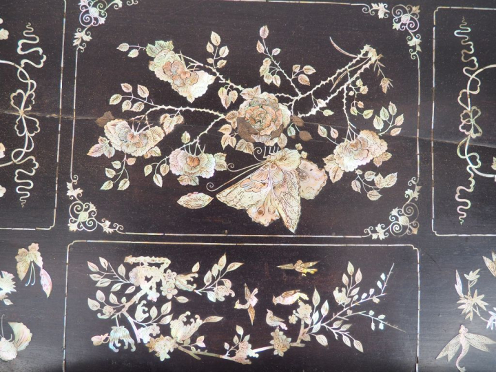 Indochine vers 1920  Plateau en bois à décor incrusté de nacre figuran