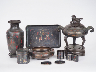 Vente aux enchères Indochine, XIXème.  Lot comprenant : un vase balustre en bronze niéllé
