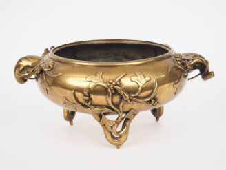 Vente aux enchères Vietnam, vers 1920  Brûle encens tripode en bronze doré à décor en rel