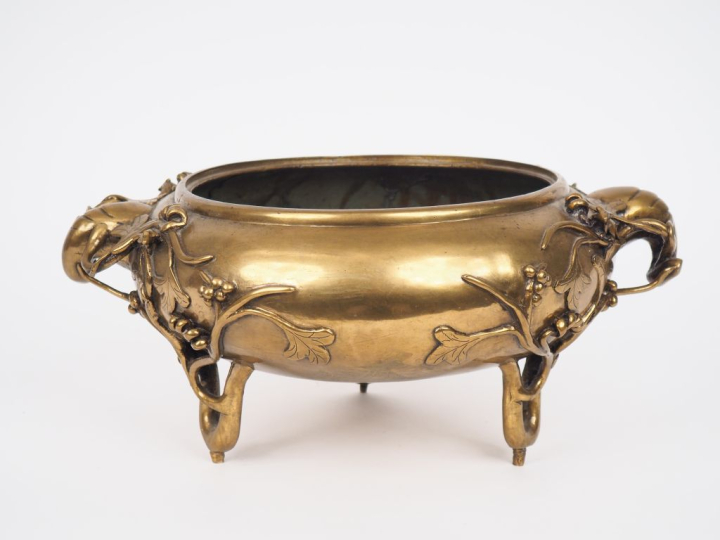 Vietnam, vers 1920  Brûle encens tripode en bronze doré à décor en rel