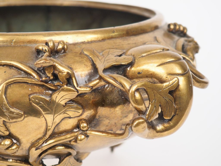 Vietnam, vers 1920  Brûle encens tripode en bronze doré à décor en rel