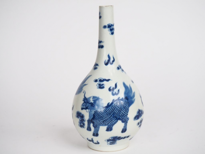 Vietnam XIXe siècle,  Vase bouteille en porcelaine bleu de Hué, à déco