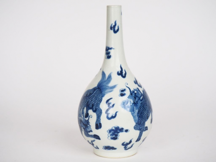 Vietnam XIXe siècle,  Vase bouteille en porcelaine bleu de Hué, à déco