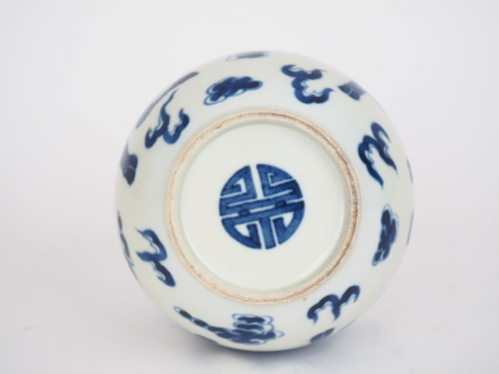 Vietnam XIXe siècle,  Vase bouteille en porcelaine bleu de Hué, à déco