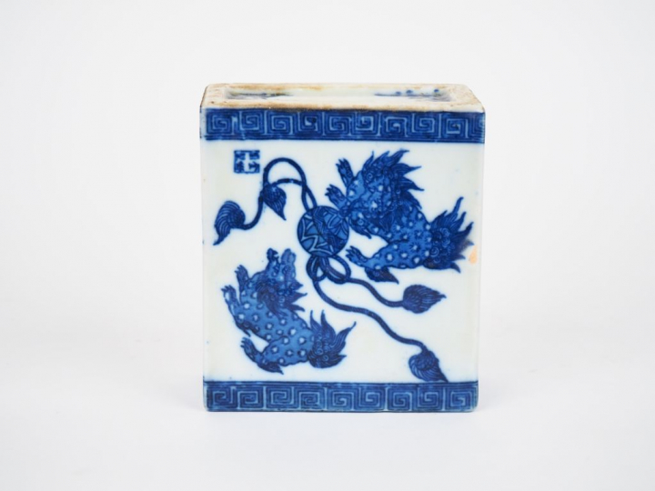 Chine, Vietnam XXe siècle, Bitong à section carrée en porcelaine à déc