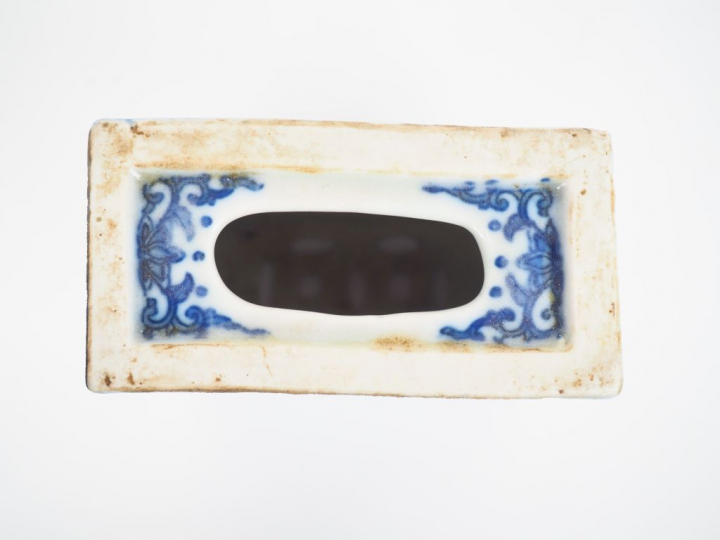 Chine, Vietnam XXe siècle, Bitong à section carrée en porcelaine à déc