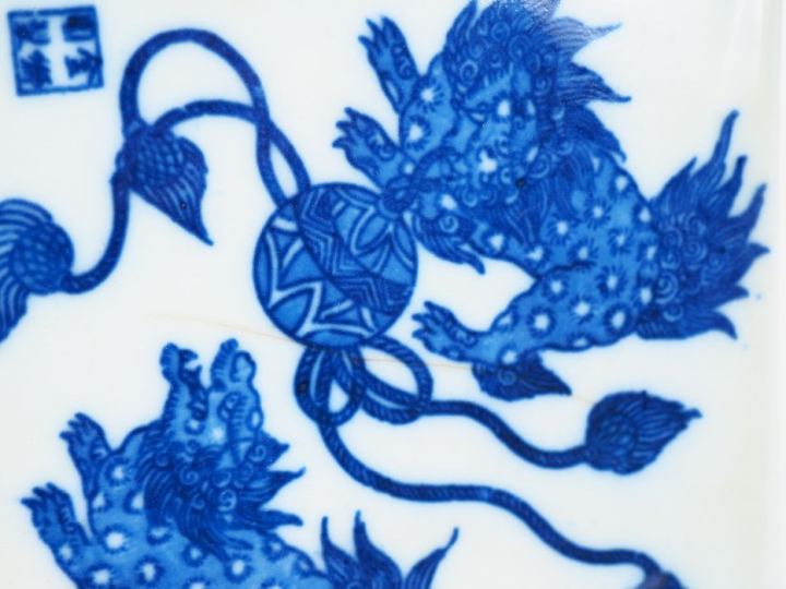 Chine, Vietnam XXe siècle, Bitong à section carrée en porcelaine à déc