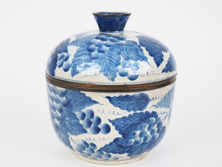 Chine, Vietnam XXe siècle,  Pot couvert en porcelaine bleu blanc à déc