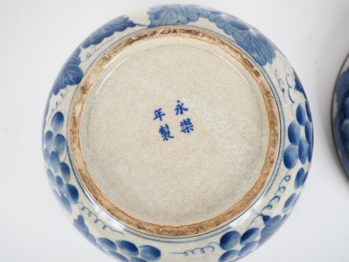 Chine, Vietnam XXe siècle,  Pot couvert en porcelaine bleu blanc à déc