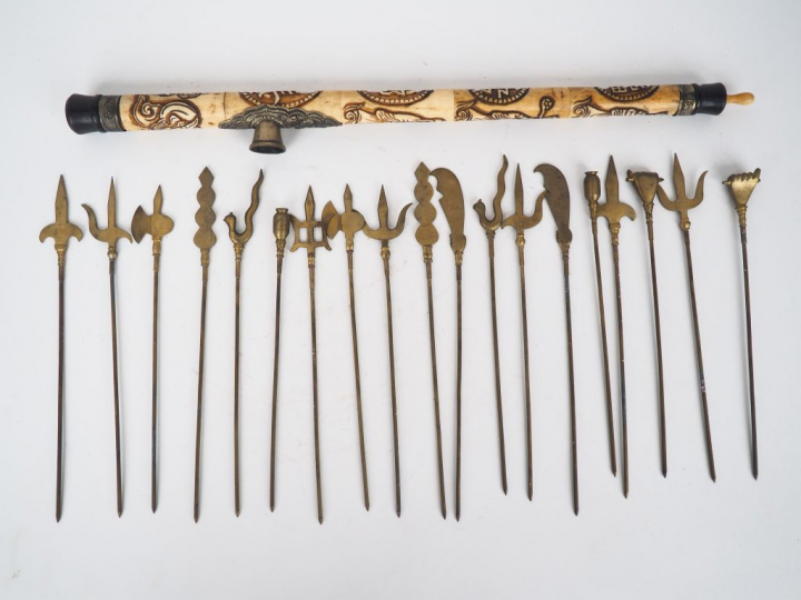 Indochine vers 1920 Lot comprenant une pipe à opium en os et métal et 