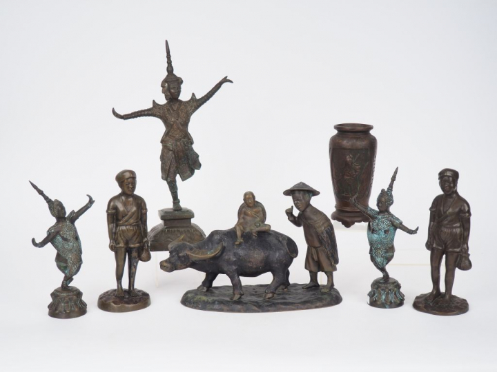 Indochine et Cambodge vers 1920 Lot comprenant 3 danseuses, 2 porteurs