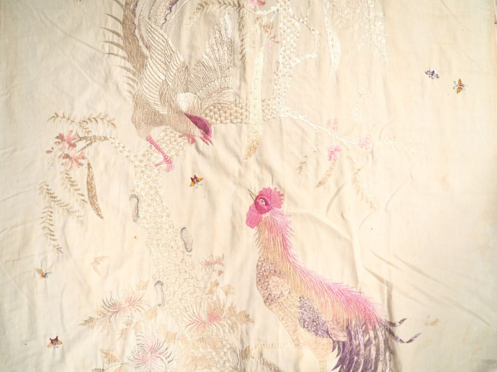 Indochine, début Xxème. Grande soie brodée à décor de faisans branchés