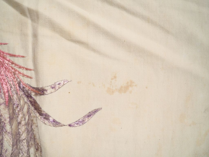 Indochine, début Xxème. Grande soie brodée à décor de faisans branchés