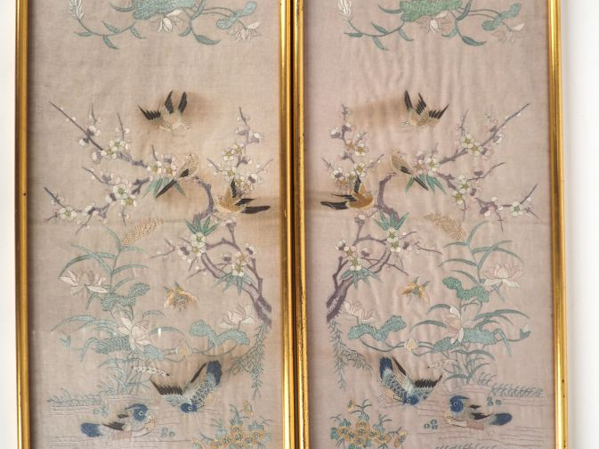 Indochine vers 1920. Paire de tissus en soie et lin brodé à décor de m