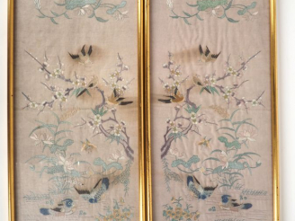 Vente aux enchères Indochine vers 1920. Paire de tissus en soie et lin brodé à décor de m