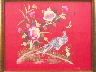 Vente aux enchères Indochine, vers 1920.  Lin brodé à décor de pivoiniers Dim. 37,5 x 47,
