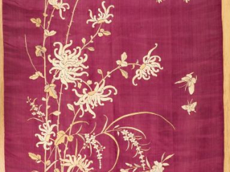 Vente aux enchères Indochine vers 1900.  Trois bandeaux en soie et lin brodé à décor d'oi