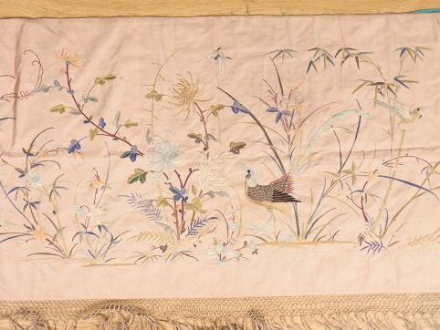 Indochine vers 1900.  Trois bandeaux en soie et lin brodé à décor d'oi