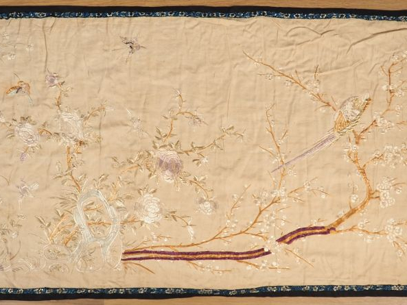 Indochine vers 1900.  Trois bandeaux en soie et lin brodé à décor d'oi