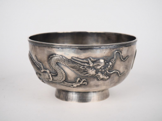 Vente aux enchères Japon, période Meiji (1868-1912) Coupe en argent à décor finement cise