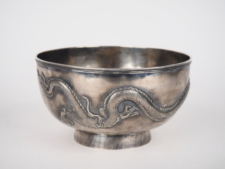 Japon, période Meiji (1868-1912) Coupe en argent à décor finement cise