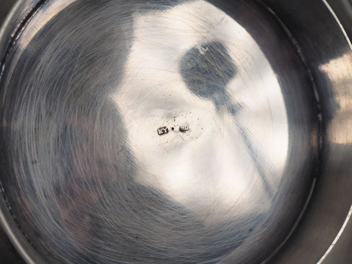 Japon, période Meiji (1868-1912) Coupe en argent à décor finement cise