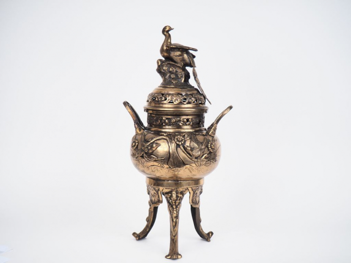 Japon, XXe siècle Brûle-parfums tripode, en bronze à décor d’oiseaux, 
