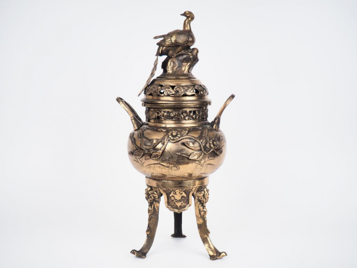 Japon, XXe siècle Brûle-parfums tripode, en bronze à décor d’oiseaux, 