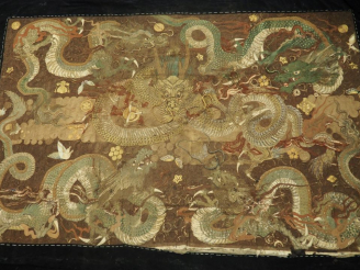 Vente aux enchères Japon, fin de la période Meiji. Important panneau en lin brun rouge br