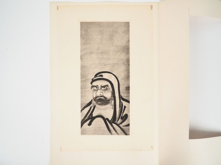 REPRODUCTION  D’une peinture à l’encre figurant Daruma en buste.