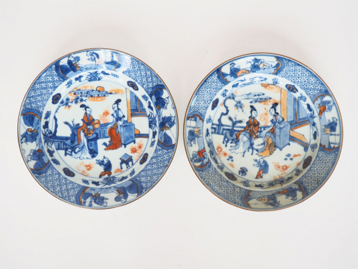 Japon, vers 1900  Paire d’assiettes en porcelaine émaillée bleu, blanc