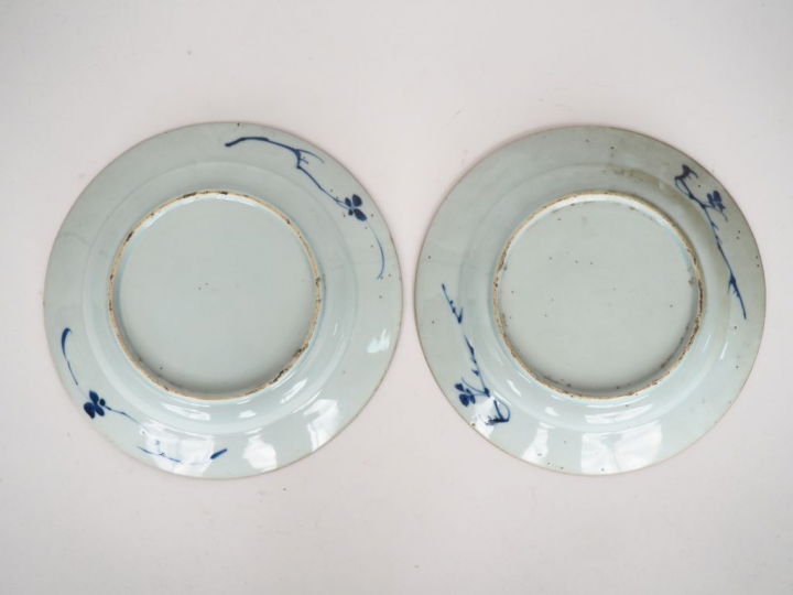 Japon, vers 1900  Paire d’assiettes en porcelaine émaillée bleu, blanc