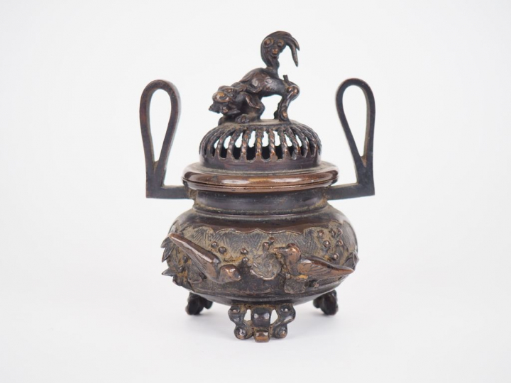 Japon, période Meiji (1868-1912) Brûle-parfum en bronze à décor en rel