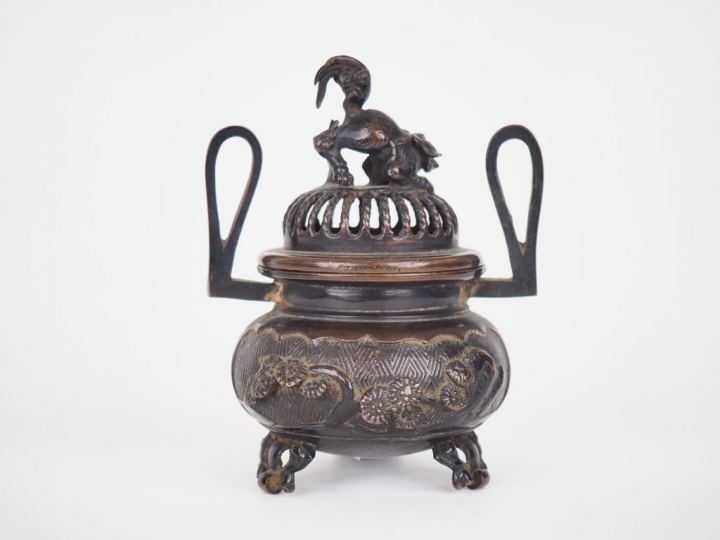 Japon, période Meiji (1868-1912) Brûle-parfum en bronze à décor en rel