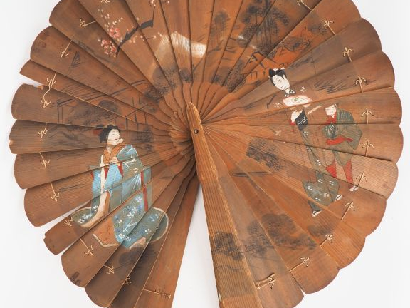Japon, vers 1920 Grand éventail décoratif en bois d'Inaki à décor poly