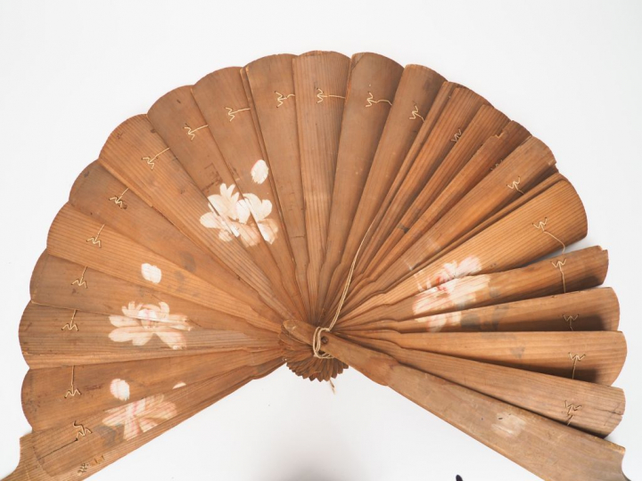 Japon, vers 1920 Grand éventail décoratif en bois d'Inaki à décor poly