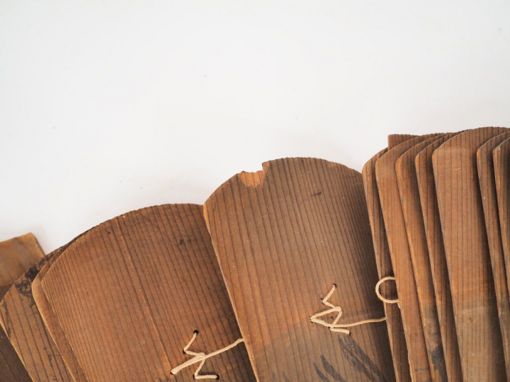 Japon, vers 1920 Grand éventail décoratif en bois d'Inaki à décor poly