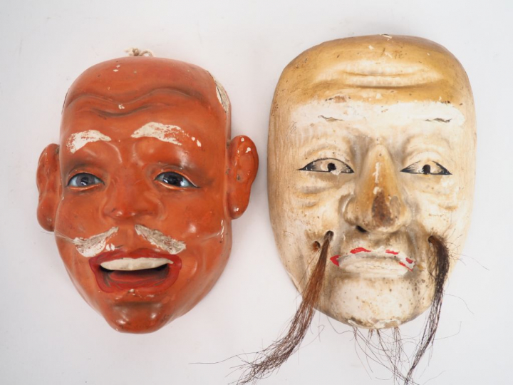 Japon XXème siècle.  2 masques de théatre miniatures en bois laqué.