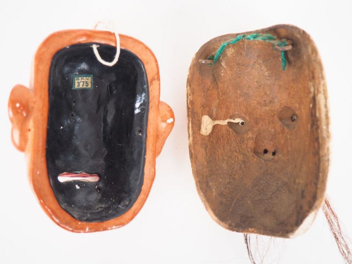 Japon XXème siècle.  2 masques de théatre miniatures en bois laqué.