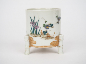 Vente aux enchères Japon, période Taisho  Petite jardinière à bonzaï tripode en porcelain