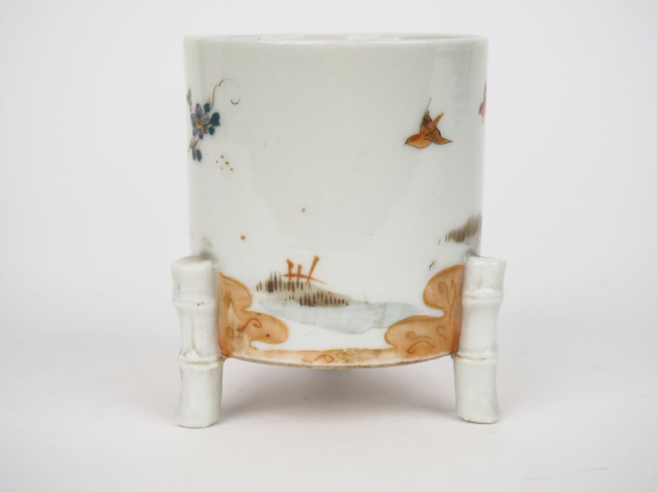 Japon, période Taisho  Petite jardinière à bonzaï tripode en porcelain
