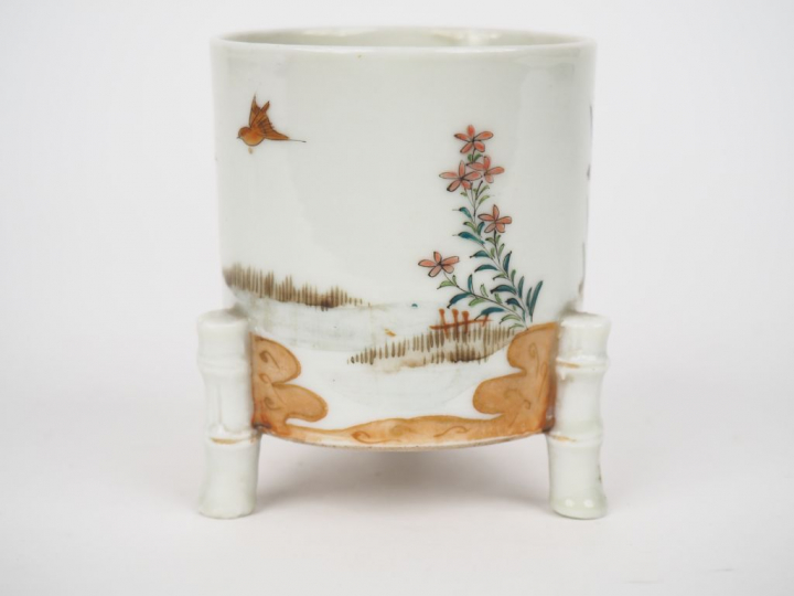 Japon, période Taisho  Petite jardinière à bonzaï tripode en porcelain