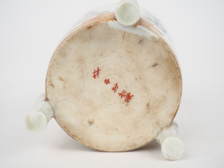 Japon, période Taisho  Petite jardinière à bonzaï tripode en porcelain