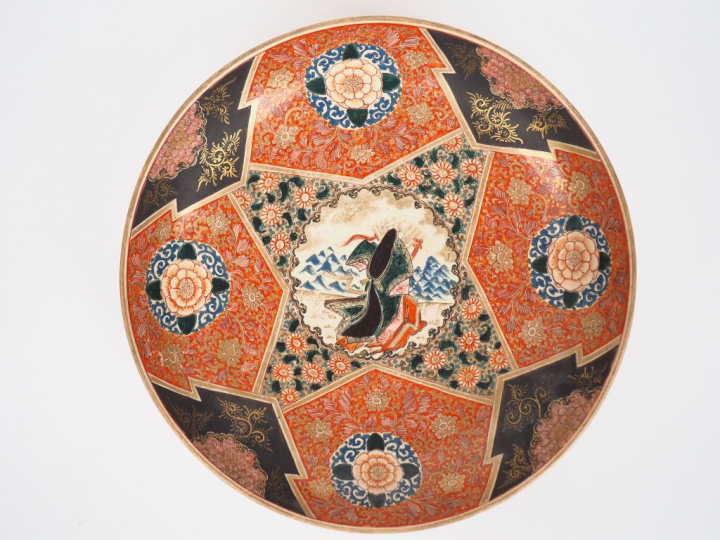 Japon, XIXe siècle,  Coupe en porcelaine de Kutani à décor polychrome 